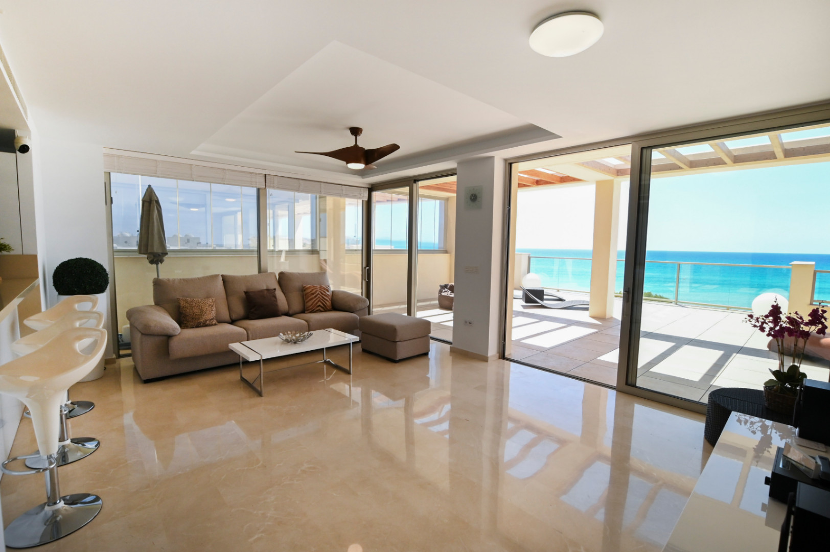 3-bedroom penthouse on the beachfront of Playa del Paradis for sale in Villajoyosa