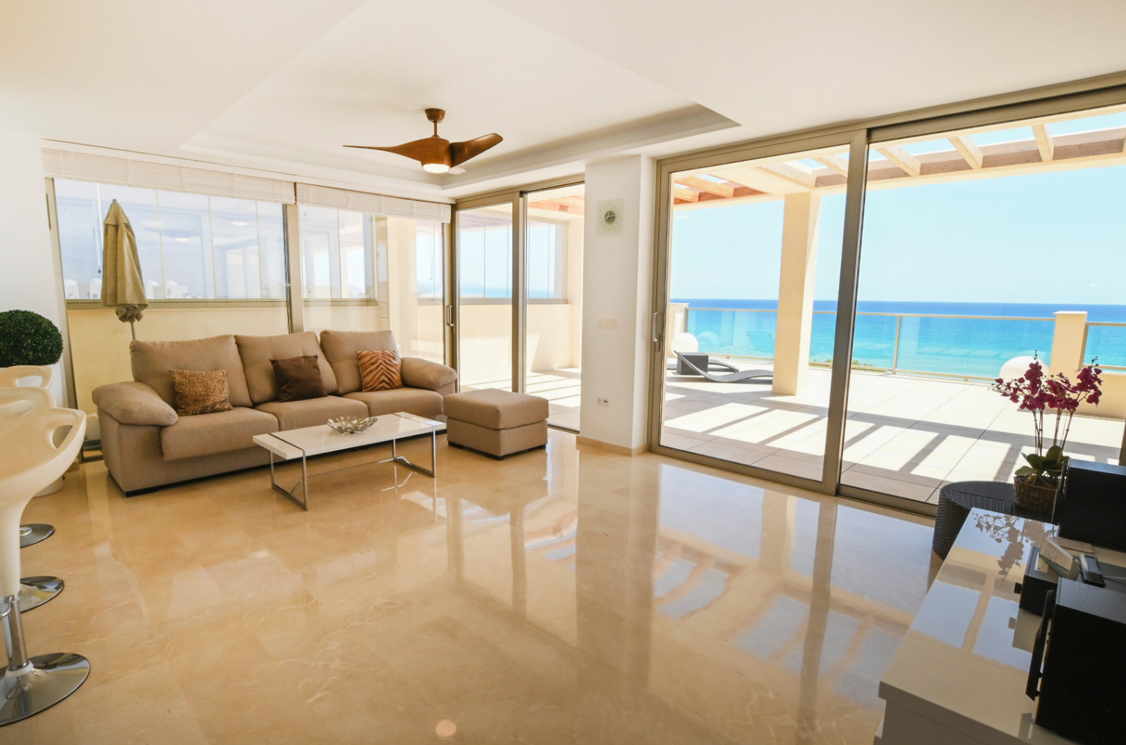 3-bedroom penthouse on the beachfront of Playa del Paradis for sale in Villajoyosa