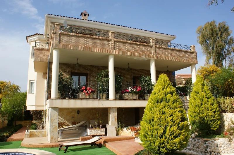 Spacious luxury villa for sale with 5 bedrooms and pool in Ciudad Quesada