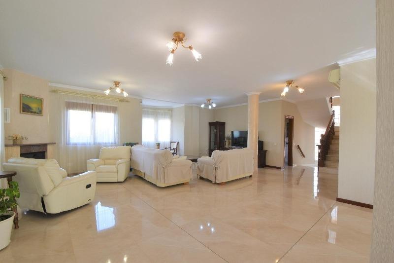 Spacious luxury villa for sale with 5 bedrooms and pool in Ciudad Quesada