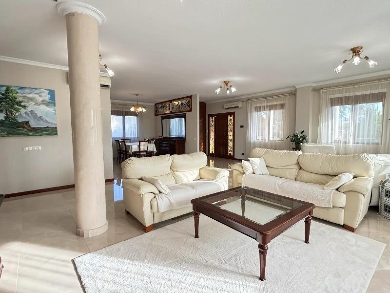 Spacious luxury villa for sale with 5 bedrooms and pool in Ciudad Quesada