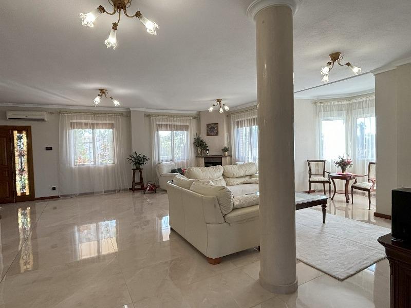 Spacious luxury villa for sale with 5 bedrooms and pool in Ciudad Quesada