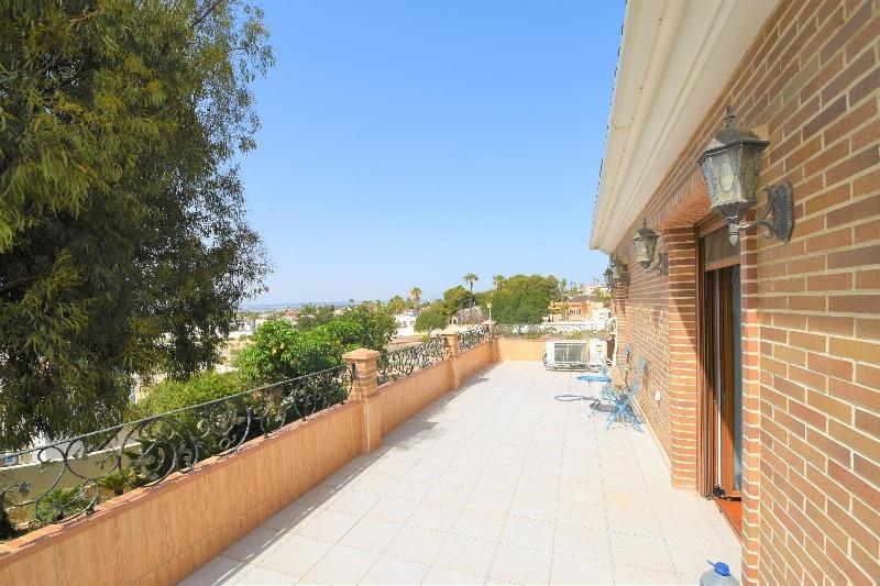 Spacious luxury villa for sale with 5 bedrooms and pool in Ciudad Quesada
