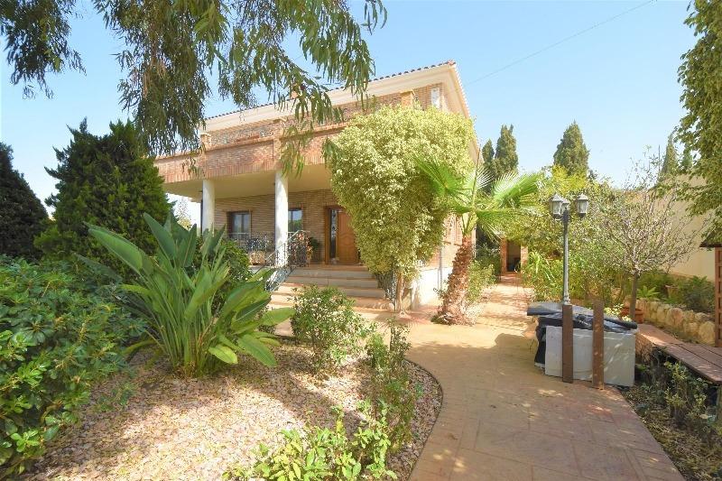 Spacious luxury villa for sale with 5 bedrooms and pool in Ciudad Quesada