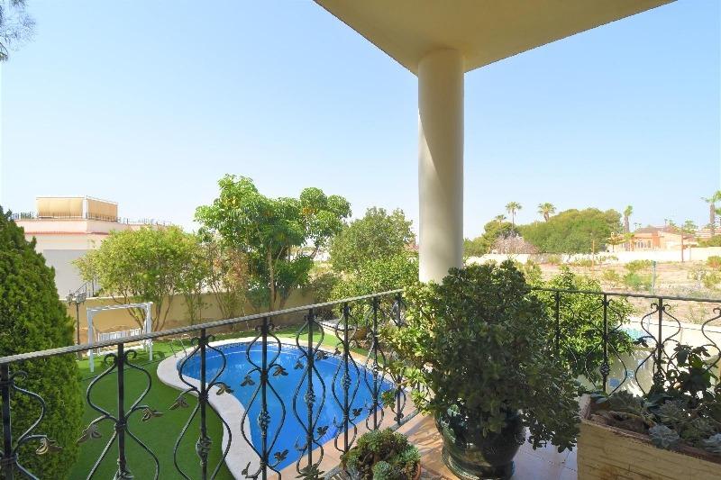 Spacious luxury villa for sale with 5 bedrooms and pool in Ciudad Quesada