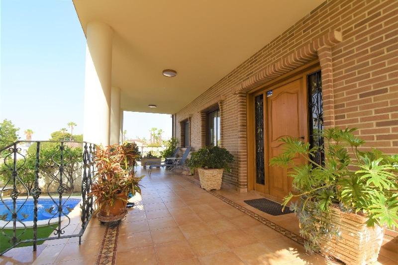 Spacious luxury villa for sale with 5 bedrooms and pool in Ciudad Quesada