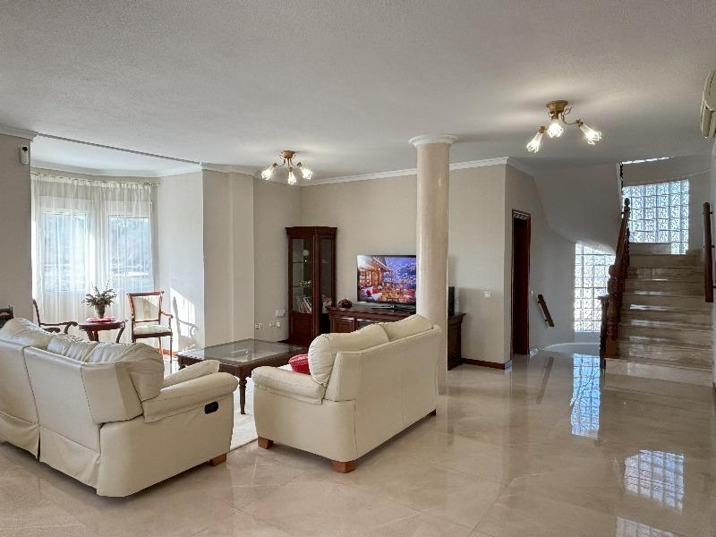 Spacious luxury villa for sale with 5 bedrooms and pool in Ciudad Quesada