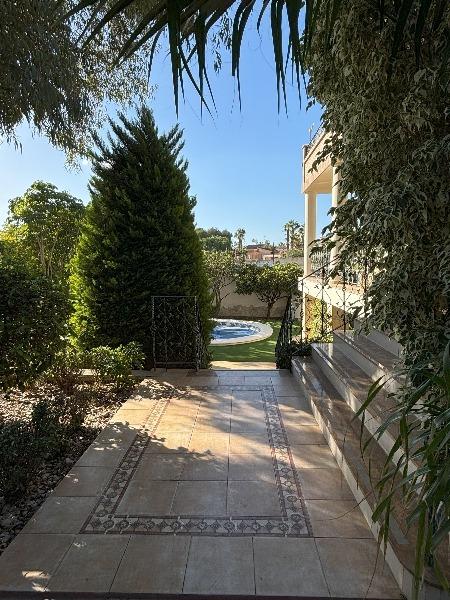 Spacious luxury villa for sale with 5 bedrooms and pool in Ciudad Quesada