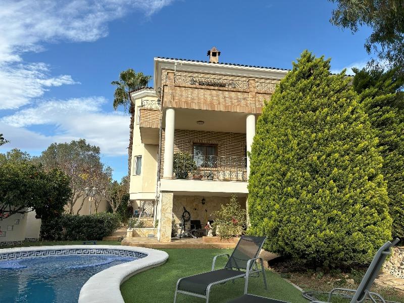 Spacious luxury villa for sale with 5 bedrooms and pool in Ciudad Quesada