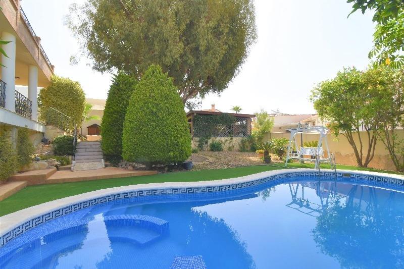 Spacious luxury villa for sale with 5 bedrooms and pool in Ciudad Quesada
