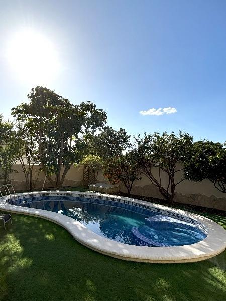 Spacious luxury villa for sale with 5 bedrooms and pool in Ciudad Quesada
