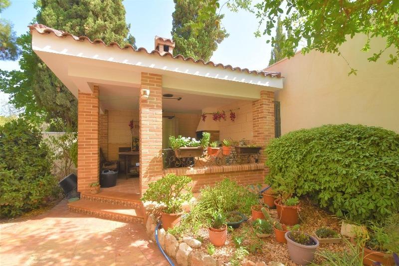 Spacious luxury villa for sale with 5 bedrooms and pool in Ciudad Quesada
