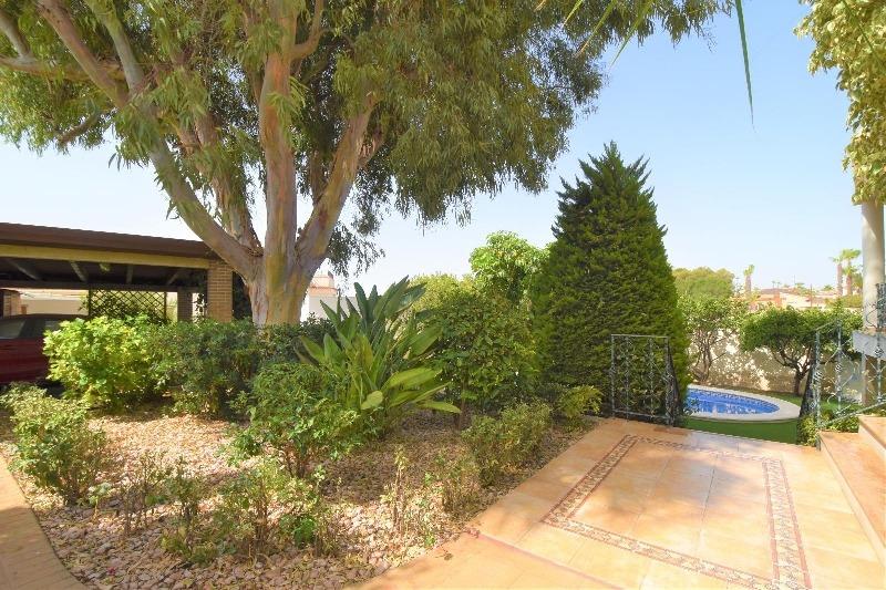 Spacious luxury villa for sale with 5 bedrooms and pool in Ciudad Quesada