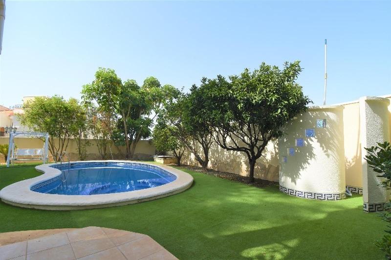 Spacious luxury villa for sale with 5 bedrooms and pool in Ciudad Quesada