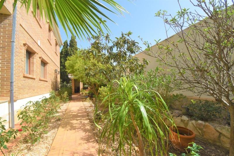 Spacious luxury villa for sale with 5 bedrooms and pool in Ciudad Quesada