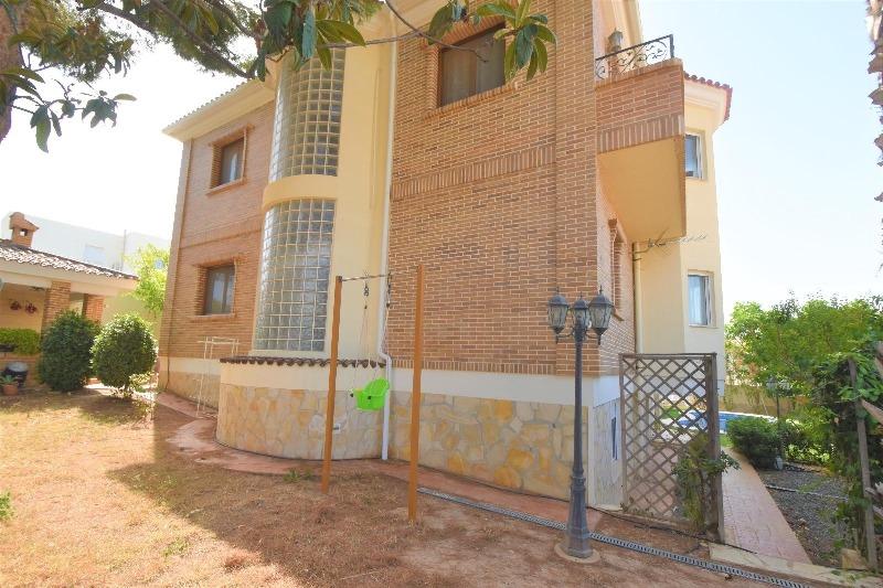 Spacious luxury villa for sale with 5 bedrooms and pool in Ciudad Quesada