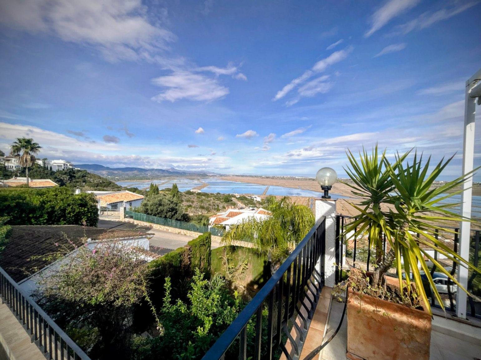 Villa moderna con vistas al mar y alojamiento independiente – Pego