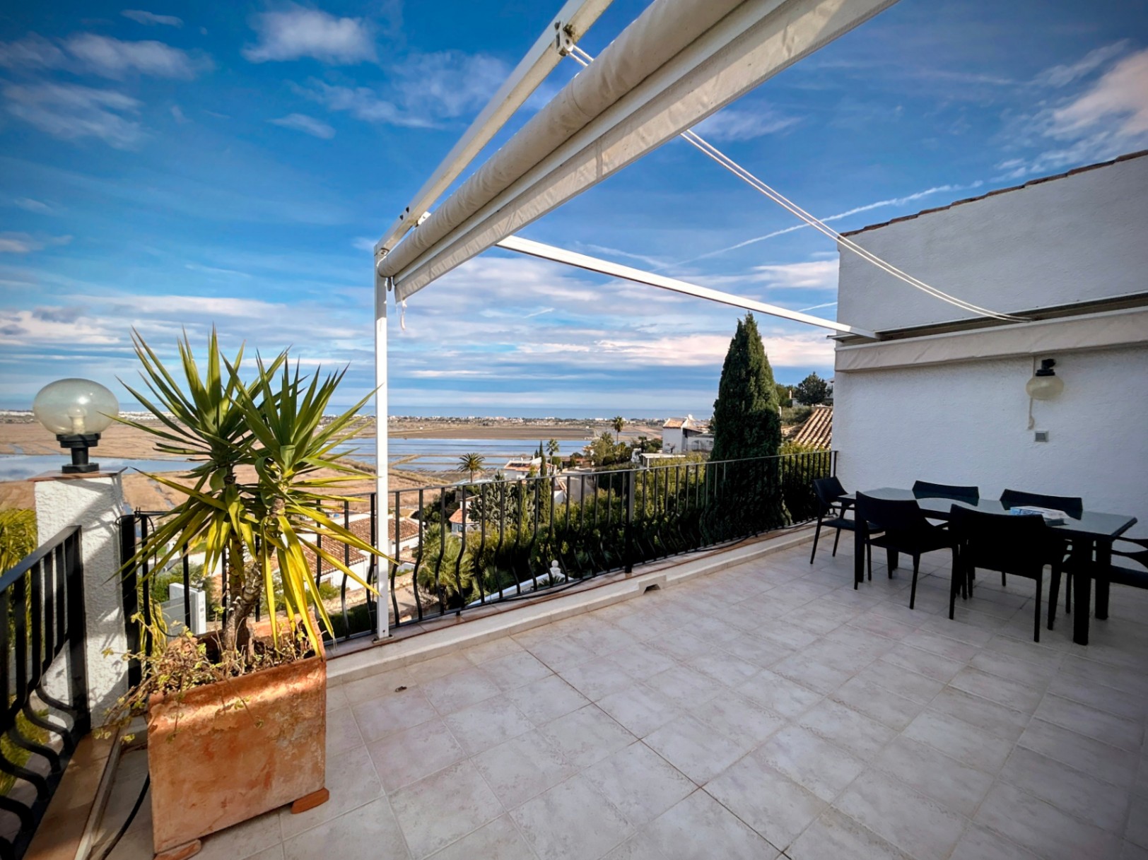 Villa moderna con vistas al mar y alojamiento independiente – Pego