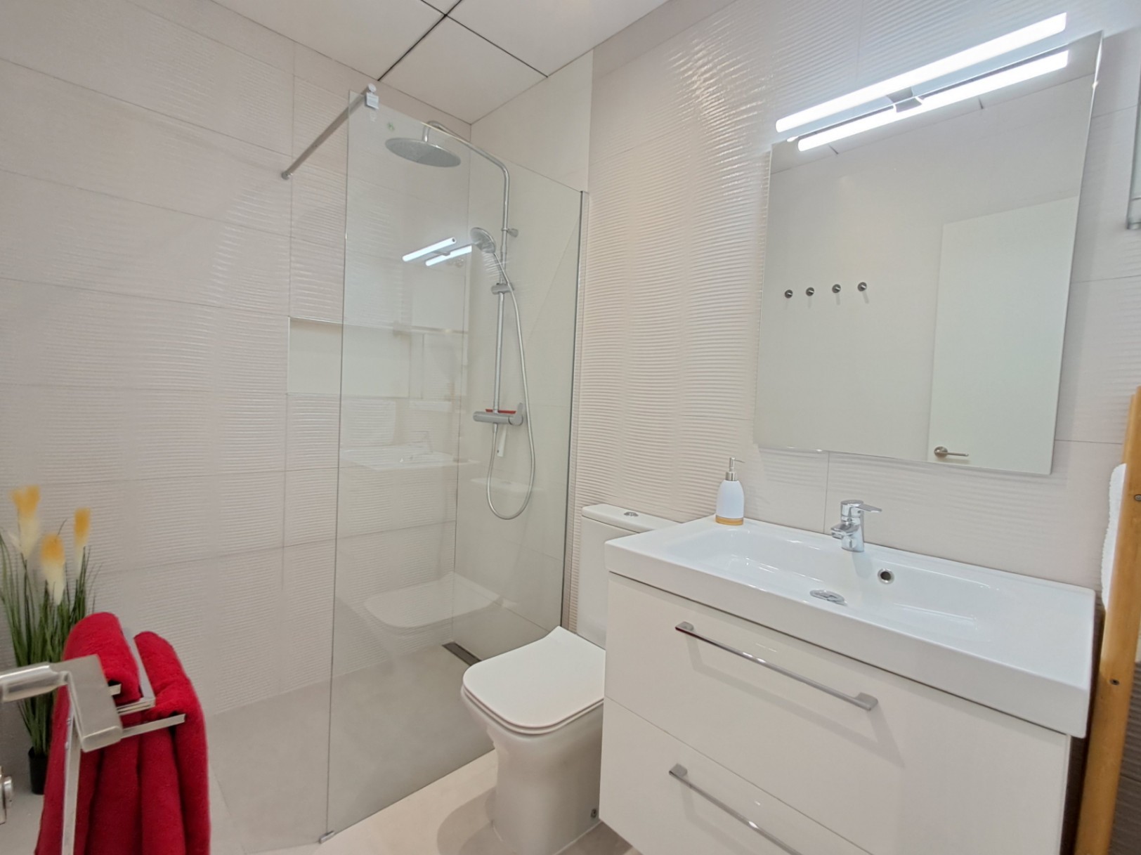 Moderne 3-Zimmer-Villa mit separatem 2-Zimmer-Apartment in Polop mit Meerblick zu verkaufen