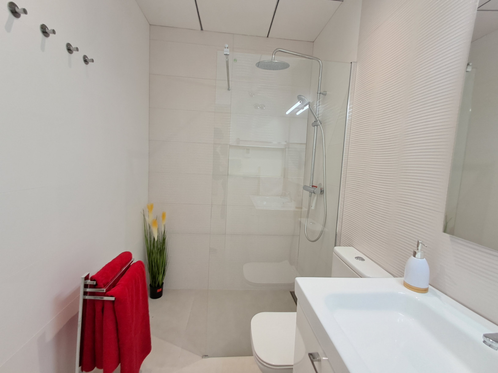 Moderne 3-Zimmer-Villa mit separatem 2-Zimmer-Apartment in Polop mit Meerblick zu verkaufen