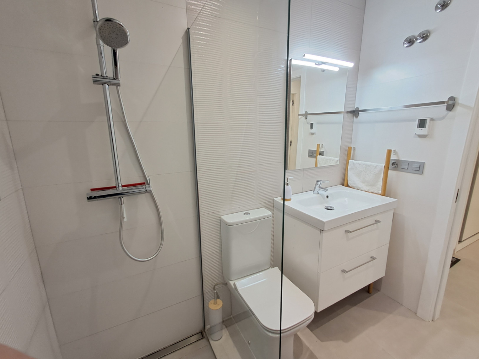 Moderne 3-Zimmer-Villa mit separatem 2-Zimmer-Apartment in Polop mit Meerblick zu verkaufen