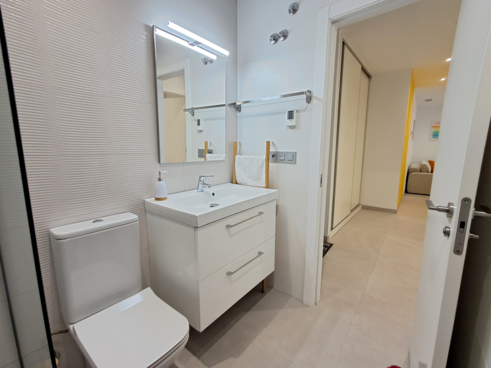 Moderne 3-Zimmer-Villa mit separatem 2-Zimmer-Apartment in Polop mit Meerblick zu verkaufen