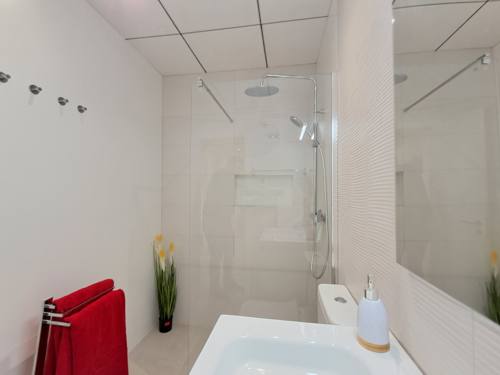 Moderne 3-Zimmer-Villa mit separatem 2-Zimmer-Apartment in Polop mit Meerblick zu verkaufen