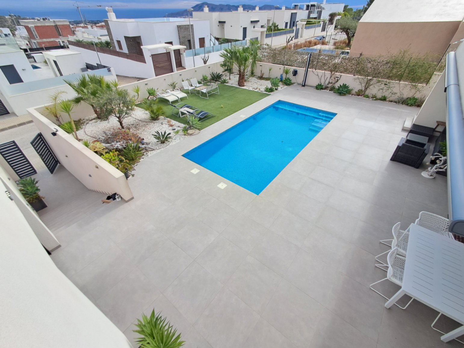 Moderne 3-Zimmer-Villa mit separatem 2-Zimmer-Apartment in Polop mit Meerblick zu verkaufen