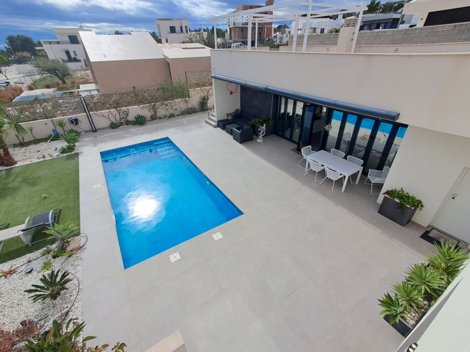 Moderne 3-Zimmer-Villa mit separatem 2-Zimmer-Apartment in Polop mit Meerblick zu verkaufen