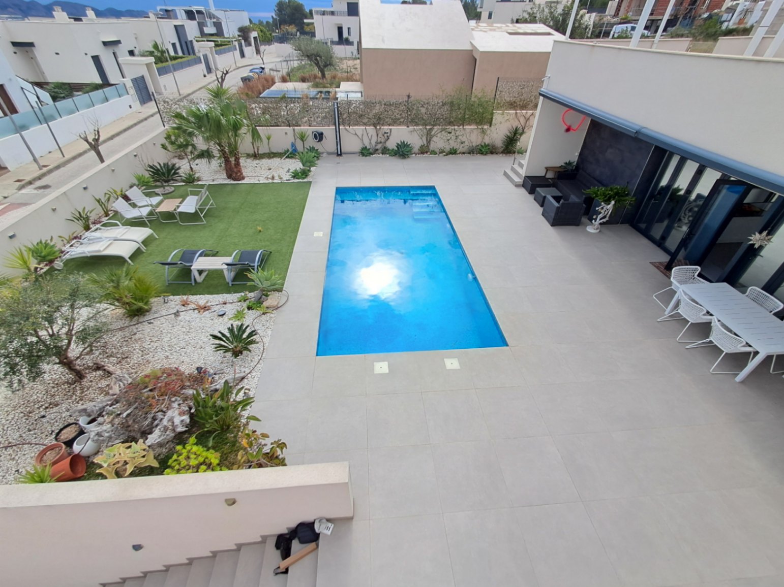 Moderne 3-Zimmer-Villa mit separatem 2-Zimmer-Apartment in Polop mit Meerblick zu verkaufen