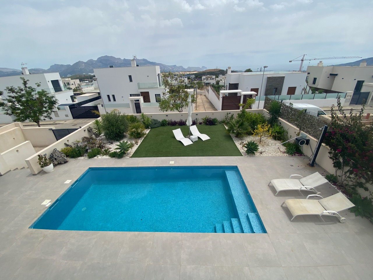 Moderne 3-Zimmer-Villa mit separatem 2-Zimmer-Apartment in Polop mit Meerblick zu verkaufen