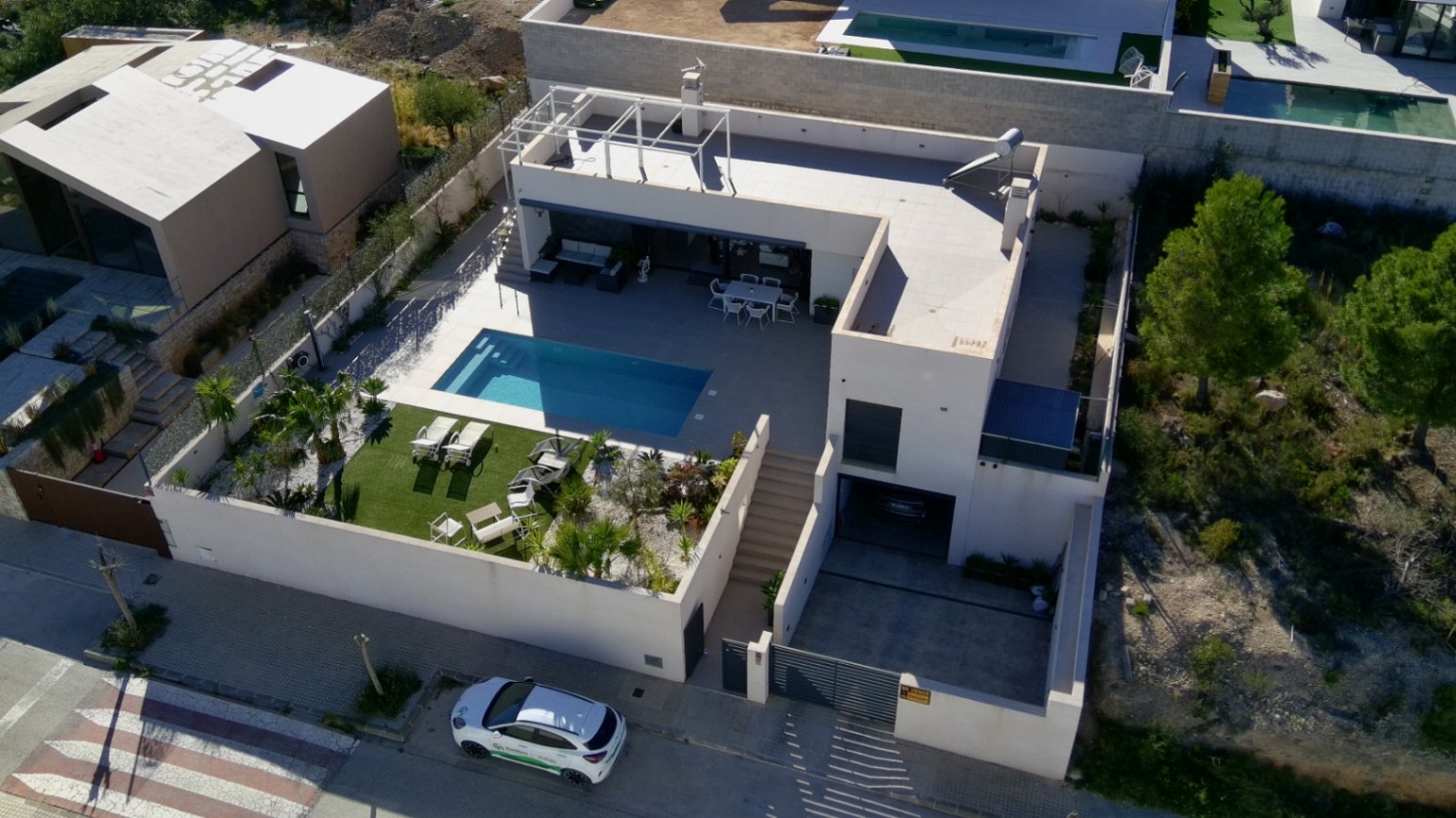 Moderne 3-Zimmer-Villa mit separatem 2-Zimmer-Apartment in Polop mit Meerblick zu verkaufen