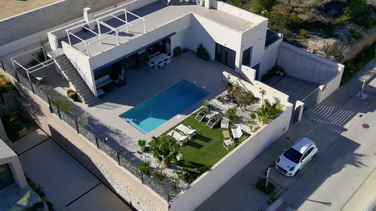 Moderne 3-Zimmer-Villa mit separatem 2-Zimmer-Apartment in Polop mit Meerblick zu verkaufen