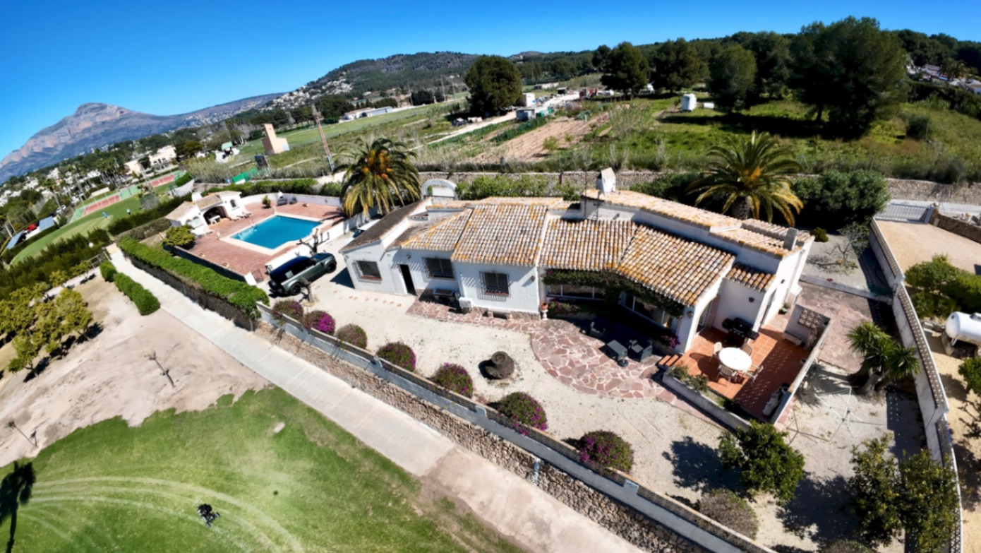 Villa en venta en Jávea con vistas al campo de golf.