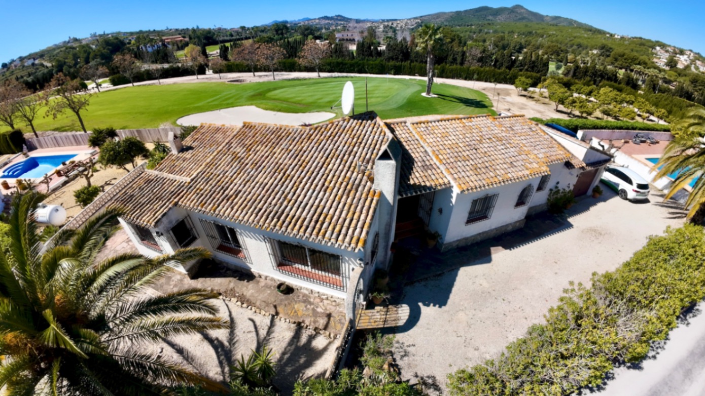 Villa en venta en Jávea con vistas al campo de golf.