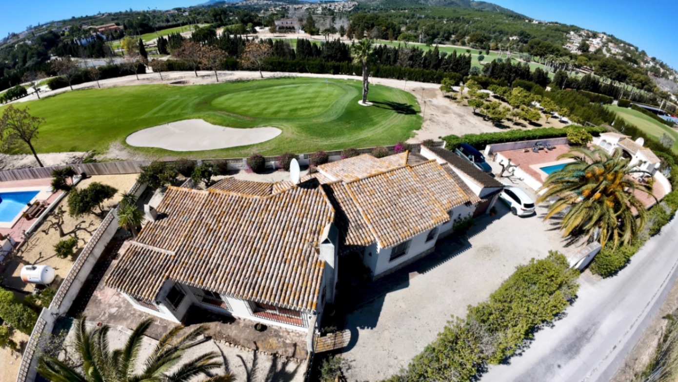 Villa en venta en Jávea con vistas al campo de golf.