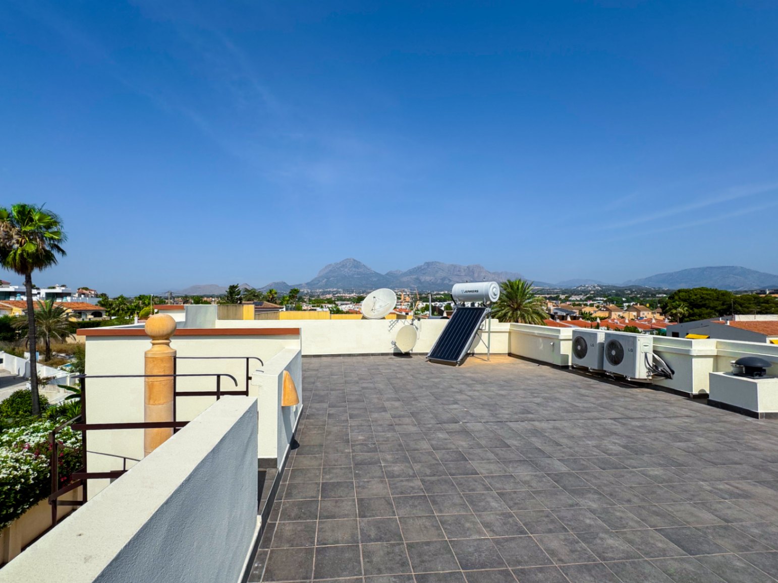 Modern villa for sale in Albir with 4 bedrooms and private pool