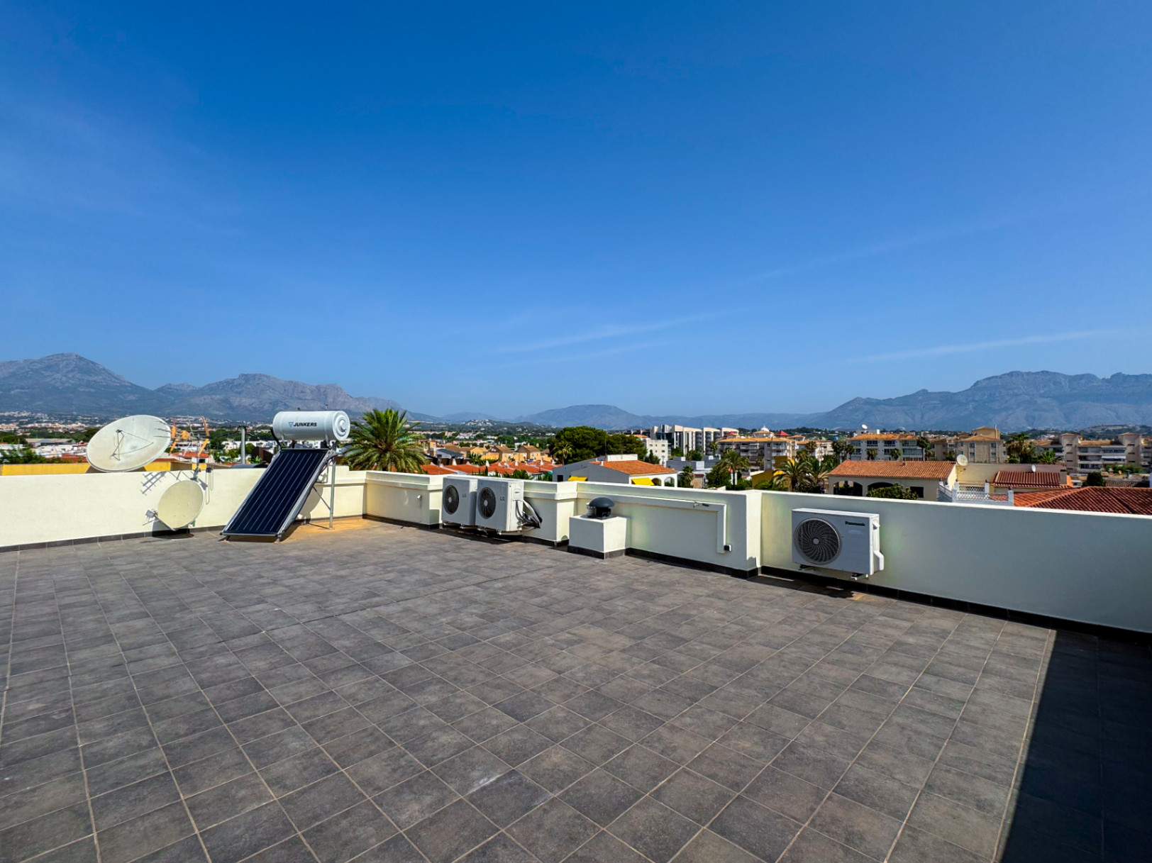 Modern villa for sale in Albir with 4 bedrooms and private pool