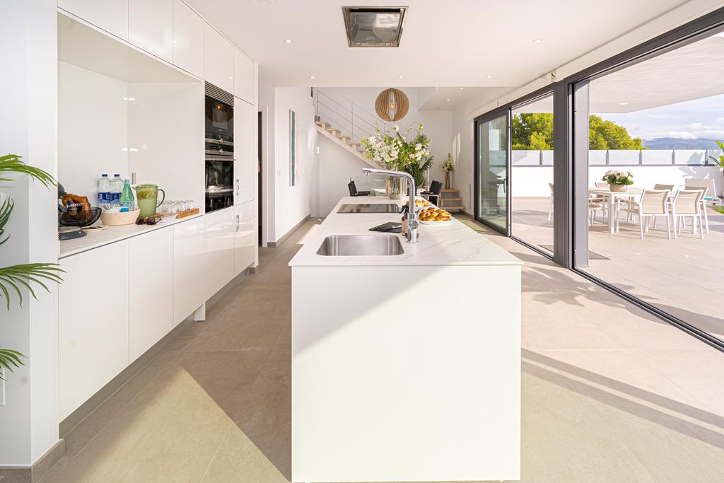 Modern 5-bedroom villa for sale with panoramic views in Altos de Polop
