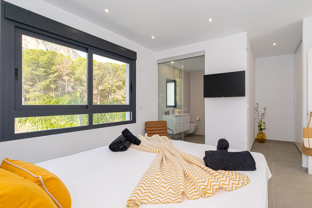 Modern 5-bedroom villa for sale with panoramic views in Altos de Polop