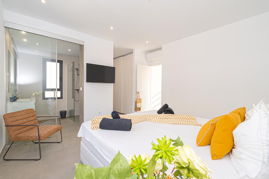 Modern 5-bedroom villa for sale with panoramic views in Altos de Polop