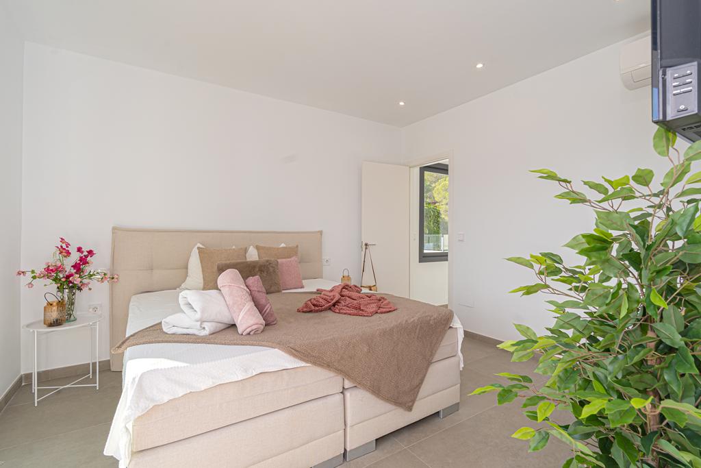 Modern 5-bedroom villa for sale with panoramic views in Altos de Polop