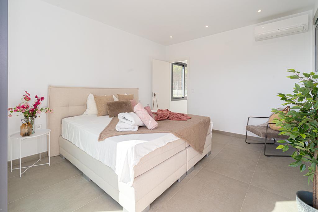 Modern 5-bedroom villa for sale with panoramic views in Altos de Polop