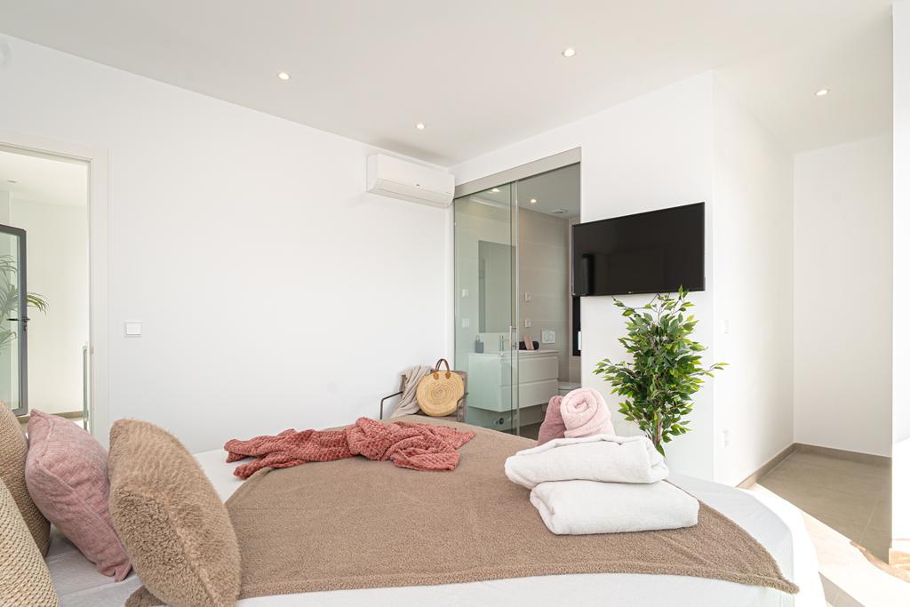 Modern 5-bedroom villa for sale with panoramic views in Altos de Polop