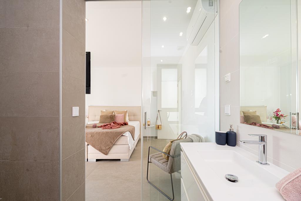 Modern 5-bedroom villa for sale with panoramic views in Altos de Polop