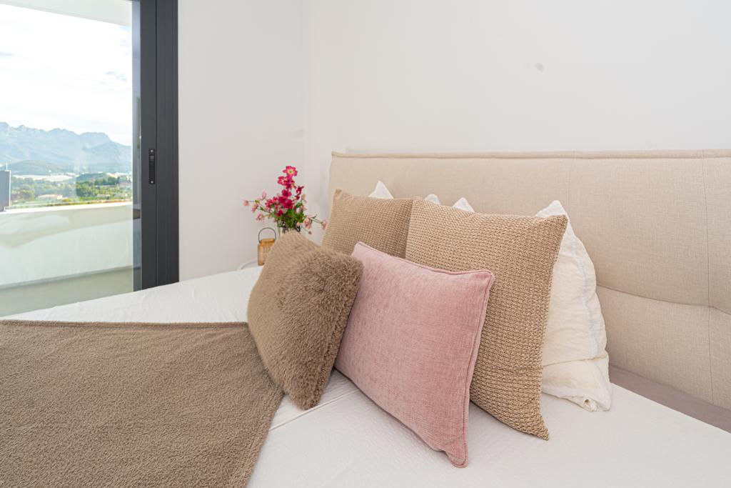 Modern 5-bedroom villa for sale with panoramic views in Altos de Polop