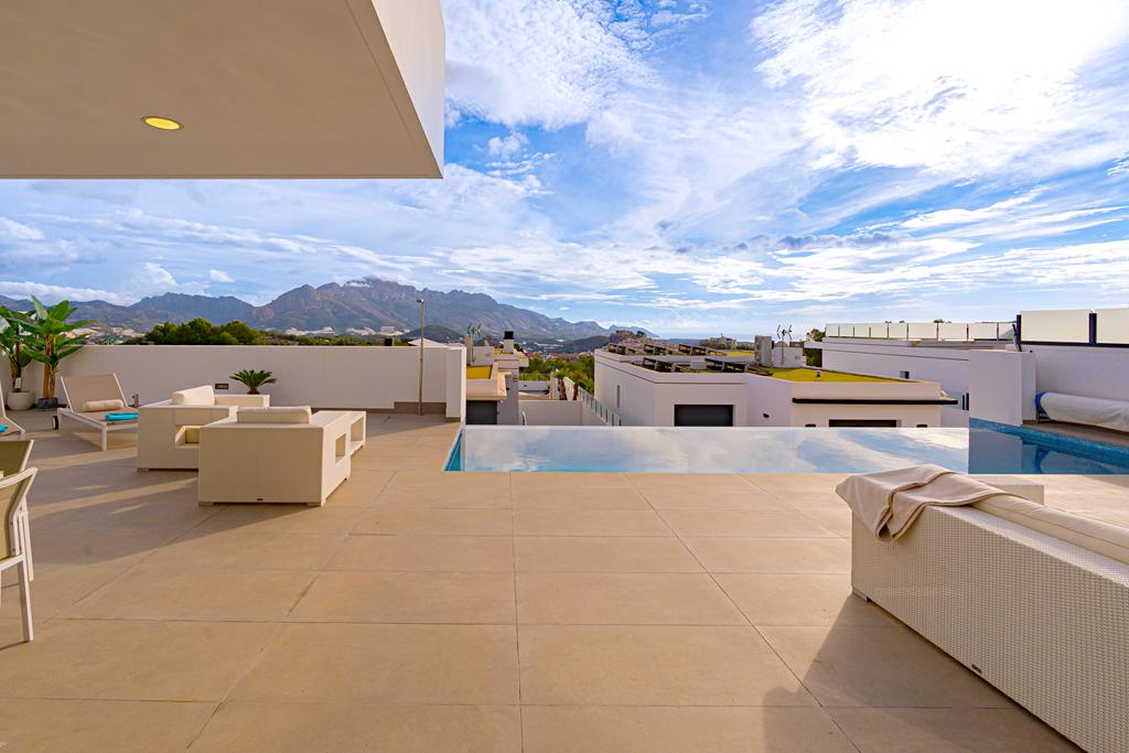 Modern 5-bedroom villa for sale with panoramic views in Altos de Polop
