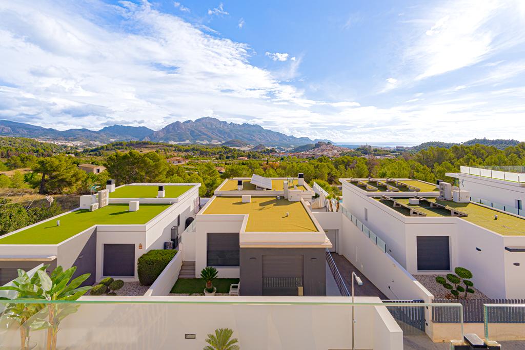 Modern 5-bedroom villa for sale with panoramic views in Altos de Polop
