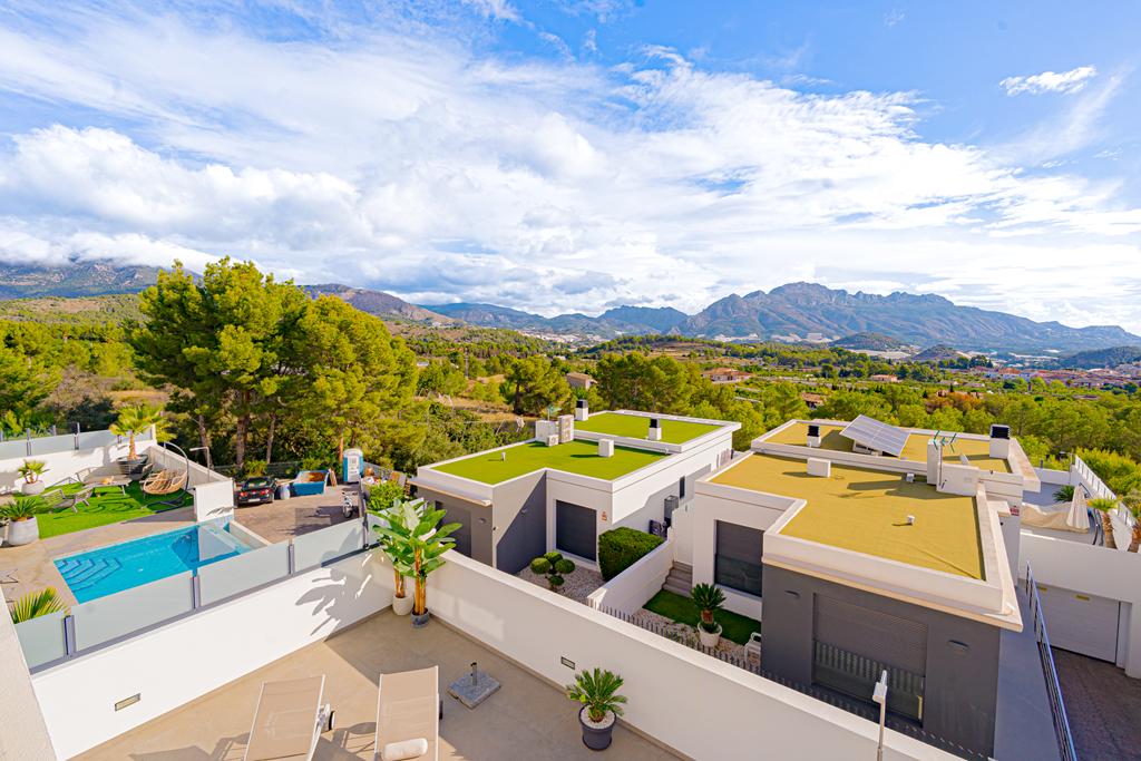 Modern 5-bedroom villa for sale with panoramic views in Altos de Polop