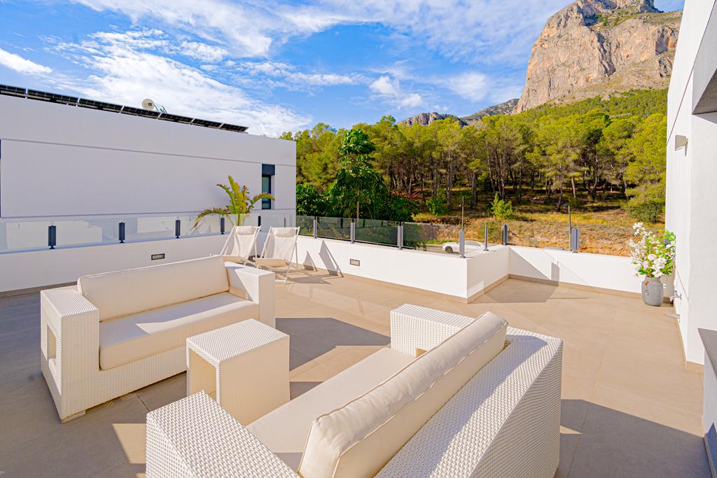 Modern 5-bedroom villa for sale with panoramic views in Altos de Polop